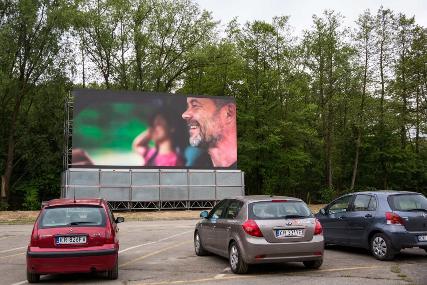 Samochodowe kino Rozrywka w Krakowie rozpoczęło działalność...