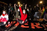 Protest Kobiet w Katowicach. Przed siedzibą PiS na Warszawskiej zapłoną znicze. Demonstracja zwoływana jest pod hasłem „Pogrzeb Praw Kobiet”