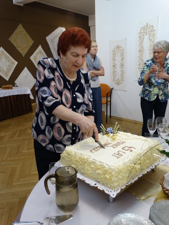 Na uroczystości nie zabrakło urodzinowego tortu, który pokroiła jubilatka - Alojza Zaremba-Lipińska