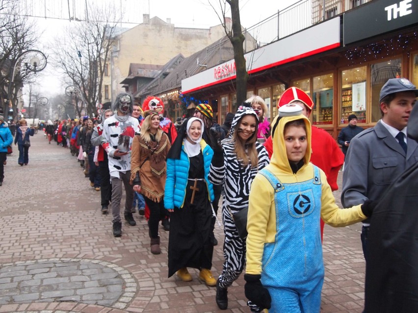 Zakopane. Maturzyści zatańczyli poloneza na Krupówkach [ZDJĘCIA,WIDEO]