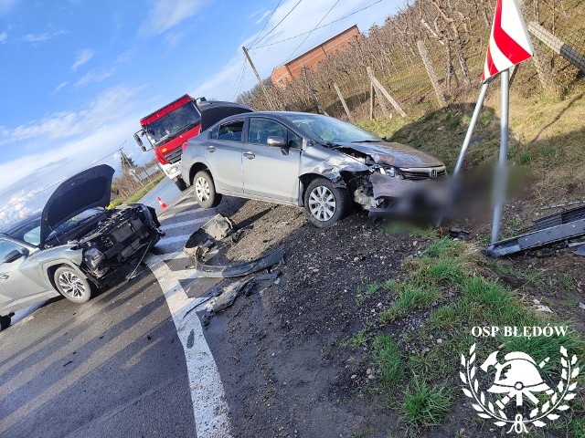 Oba samochody osobowe zostały poważnie zniszczone w wypadku w Trzylatkowie Dużym w gminie Błędów.