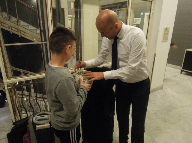 Dziewięcioletni Oliwier Płuciennik z gminy Przechlewo, który choruje na nowotwór, 1 listopada spotkał się ze swoim piłkarskim idolem Cristiano Ronaldo i innymi piłkarzami Realu Madryt