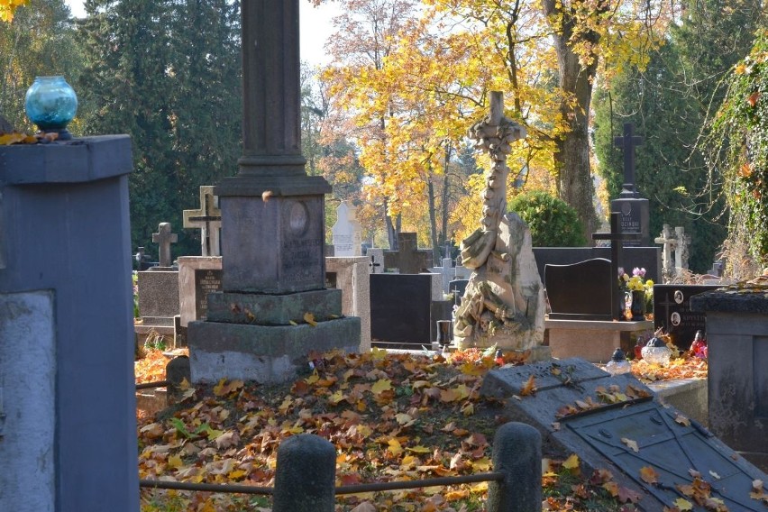 Kwestuj na cmentarzach w Kielcach. 1 i 2 listopada zbieramy na ratowanie nagrobków