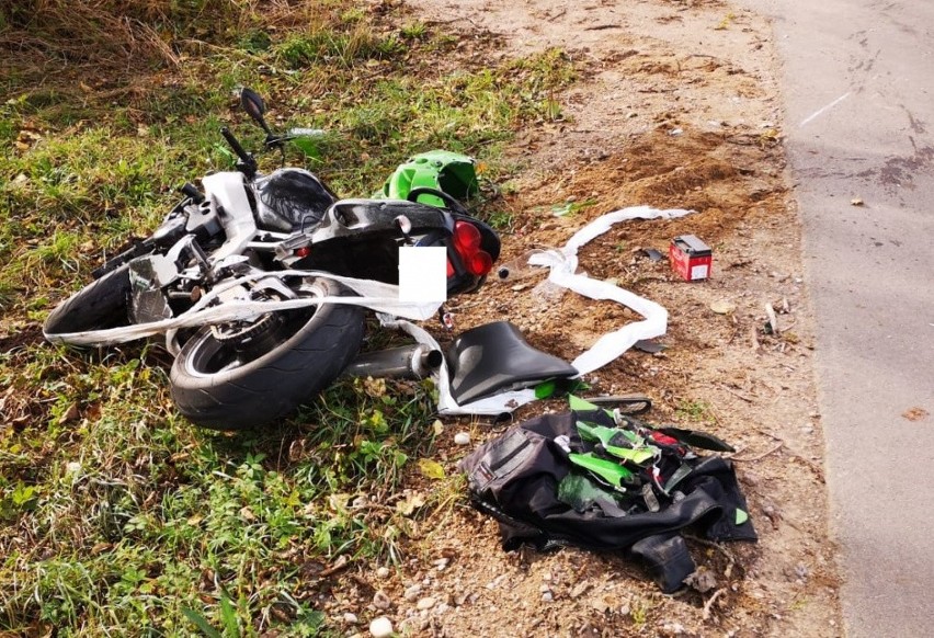 Krzywińskie. Motocykl zderzył się z ciągnikiem rolniczym (zdjęcia)