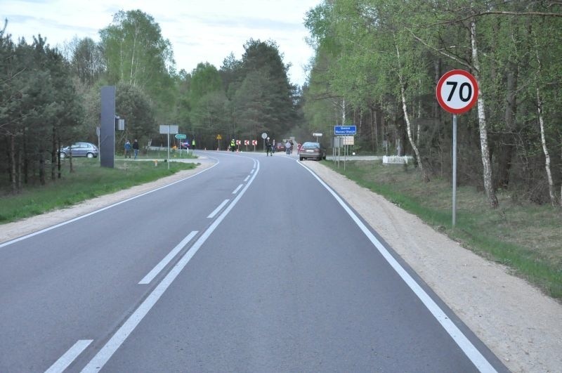 Motocyklista zjechał na prawe pobocze, gdzie uderzył w znak...