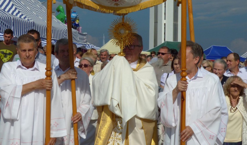 Czwartkową procesję eucharystyczną w parafii Bożego Ciała w...