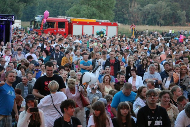 Nawet deszcz, na początku festynu, nie przestraszył mieszkańców. Nad skępskim jeziorem były tłumy. Nic dziwnego. Organizatorzy zapewnili dużo atrakcji, które przyciągnęły mieszkańców nie tylko gminy Skępe. Było wiele konkursów, wśród nich jeden organizowany przez „TL”. Nawet najtrudniejsze pytania naszym Czytelnikom nie sprawiły problemu. Wszystkich nagrodziliśmy miesięczną e-prenumeratą, książkami i gadżetami. Konkurs wiedzy o Skępem również cieszył się dużym zainteresowaniem. Wśród mieszkańców chodził Koziołek - nowa maskotka gminy i witał wszystkich. Gości, przed występem gwiazdy wieczoru, rozgrzewali uczniowie skępskich szkół i zespół New Band Collection. Ponad godzinny koncert dał zespół Łzy. Energiczna wokalistka przegnała wszystkie ciemne chmury i rozgrzała gości przed zabawą taneczną z DJ. Natomiast panie z KGW w Wiosce i Łąkiem częstowały pyszną grochówką i chlebem ze swojskim smalcem i ogórkiem. Zdjęcia także w Tygodniku Lipnowskim.