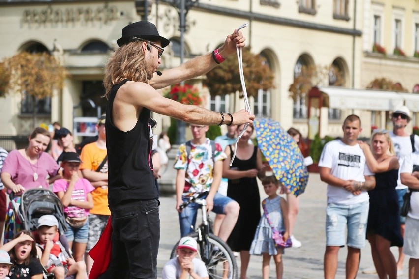 Znany polski iluzjonista na wrocławskim Rynku (ZOBACZ)