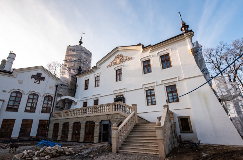 Pałac Stadnickich w Nawojowej odzyskuje dawny blask. Zmieniają się wnętrza [ZDJĘCIA]