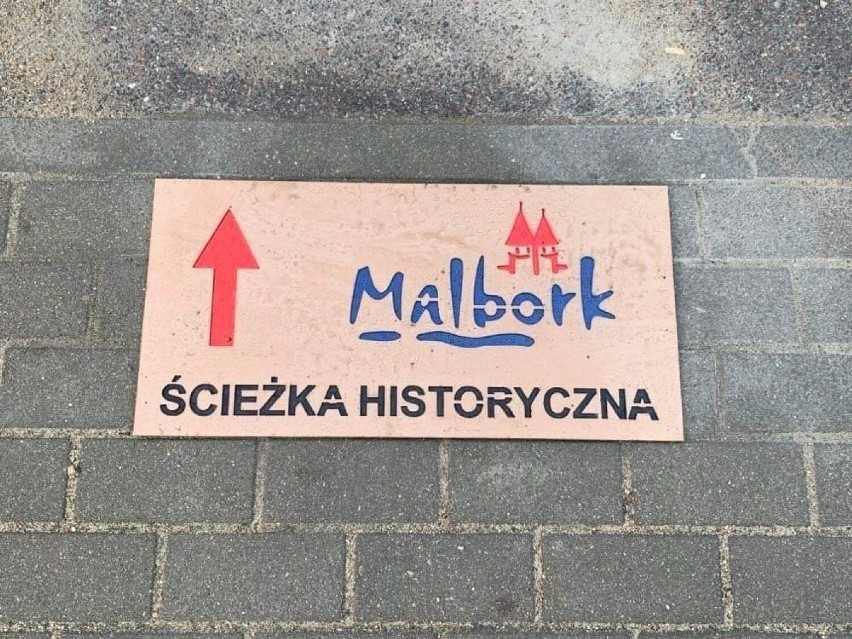 Ścieżka historyczna po Śródmieściu Malborka. Firma jeszcze nie skończyła montować wyposażenia, a niektóre elementy wyglądają jak zużyte