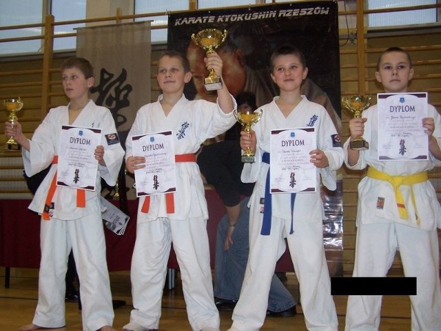 Najmłodsi karatecy z Tarnobrzega i Nowej Dęby wrócili z zawodów z efektownymi pucharami.