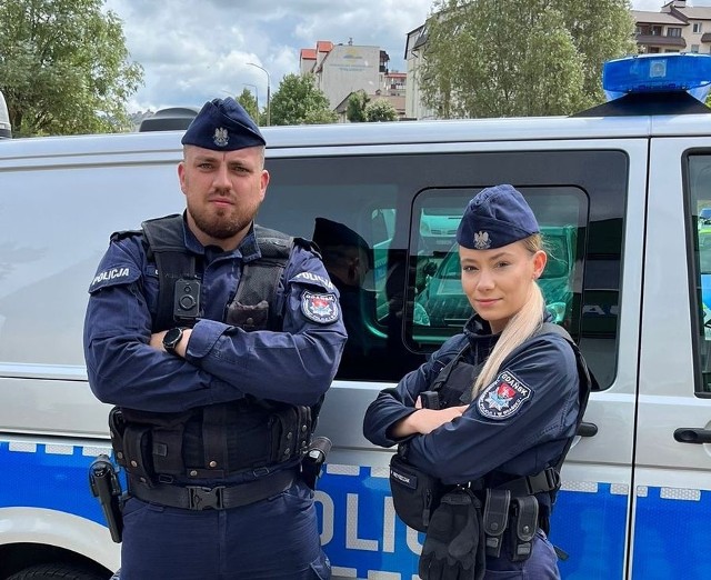 "Przed klatką jest duża żmija" nietypowa interwencja policjantów z Gdańska