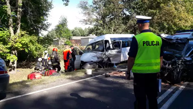 Wypadek w Bratoszewicach. 9 osób rannych w wypadku busa i samochodu osobowego