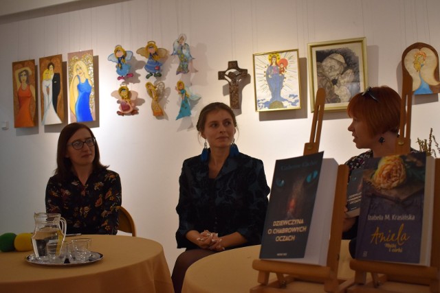 "Radomskie dziewczyny książki piszą..."- od lewej:  Izabela M. Krasińska, Catherine Cachee i Aleksandra Michalska.
