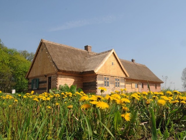 Zabytkowa chata w Olęderskim Parku Etnograficznym w Wielkiej Nieszawce