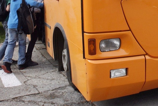 Tym razem połamała się oś pojazdu. Autobus przez niemal godzinę stał w poprzek drogi. (zdjęcie ilustracyjne)