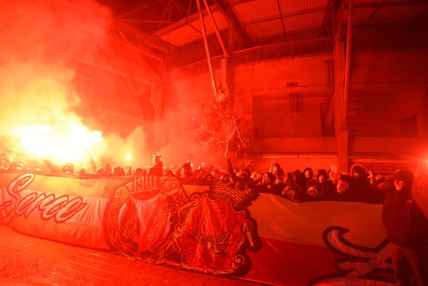 Choinka przed stadionem Widzewa Łódź. Ozdoby w barwach klubu zrobiły dzieci [ZDJĘCIA] 