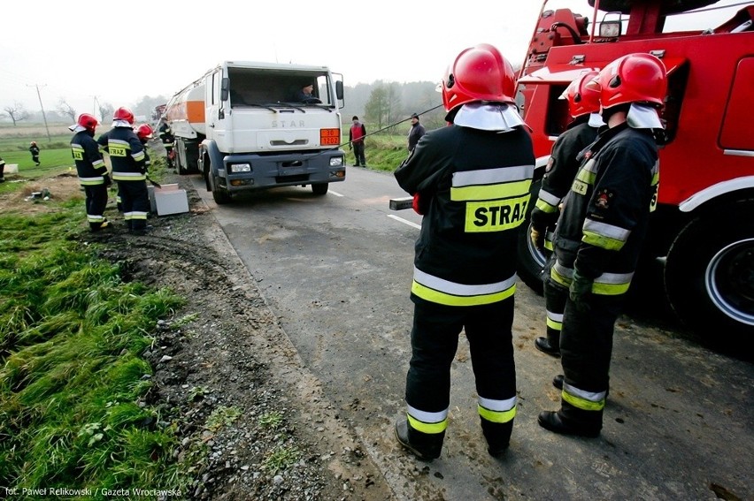 Wypadek pod Sobótką. Cysterna z olejem opałowym wylądowała w rowie (ZDJĘCIA)