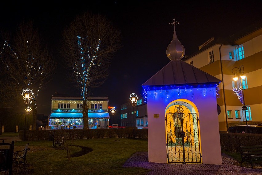 Centrum Muszyny rozświetlone świąteczną iluminacją