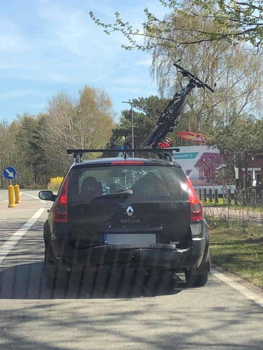 Kaczy Winkiel. 67-latek w Renault Megane zjechał na drugi pas, skosił znak, odbił się od torów i odjechał. Złapała go policja