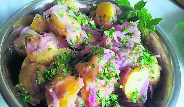 Sałatka z marynowanych ziemniaków to idealny dodatek do mięs z grilla.