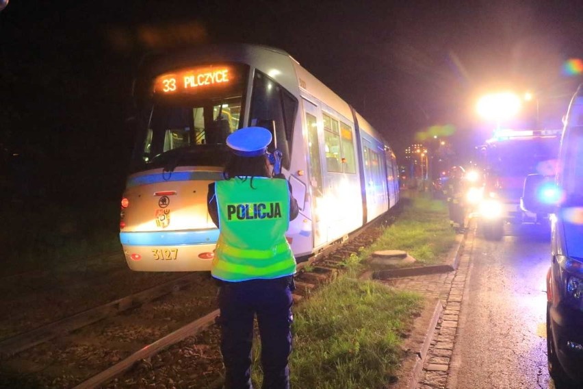 Tramwaj przejechał człowieka. Ten leżał przy torach w Parku Szczytnickim