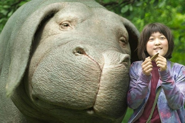 "Okja" (2017)Na początek bardzo ciekawa propozycja od reżysera głośnego "Parasite". Przez wiele lat dom małej Miji jest schronieniem dla wielkiego zwierzęcia o imieniu Okja, które staje się największym przyjacielem dziewczynki. Sielanka nagle się kończy, gdy zwierzak zostaje uprowadzona przez wielkie międzynarodową korporację. Mija bez zastanowienia rusza mu na ratunek.Netflix