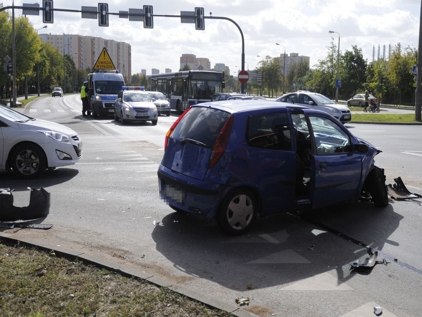 Wypadek na ul. Wyszyńskiego w Bydgoszczy. Na rondzie Skrzetuskim nie działała sygnalizacja świetlna [zdjęcia]