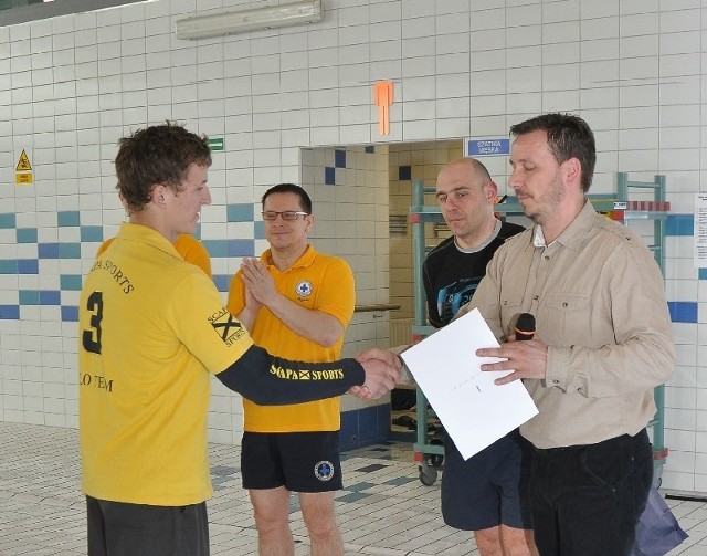 Andrzej Rycharski (z prawej) zapowiada nowe atrakcje na rypińskiej hali z basenem