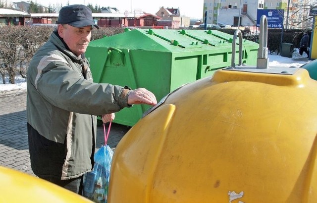 - Będę nadal segregował śmieci. Oby tylko nie policzyli mi jak za zmieszane - mówi Jerzy Gajewski, który mieszka na Strzemięcinie, w bloku Spółdzielni Mieszkaniowej