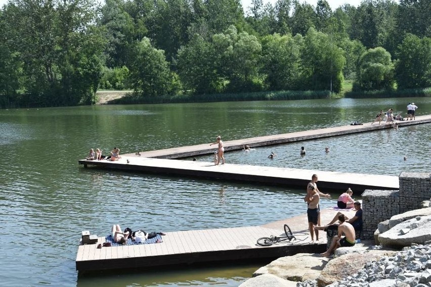 Plaża z piaskiem przywiezionym z Bałtyku w parku Lisiniec w...