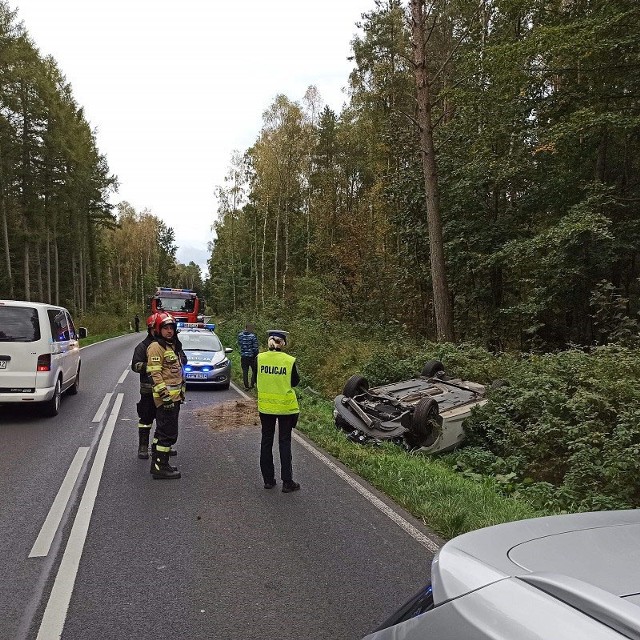 W pobliżu miejscowości Żelimucha w powiecie białogardzkim doszło do groźnego wypadku samochodu osobowego.