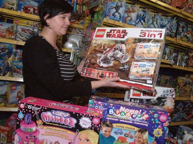 Katarzyna Kościołowska ze sklepu z zabawkami w "Tęczy" prezentuje nowe klocki "Lego" "Gwiezdne wojny". W tej wielkiej paczce za są trzy zestawy i kosztuje ona 269,50 złotego.