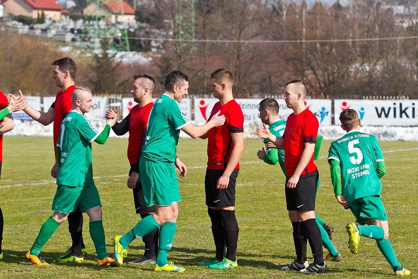 LKS Pisarowce (czerwone koszulki) pokonał Granicę Stubno 2:0