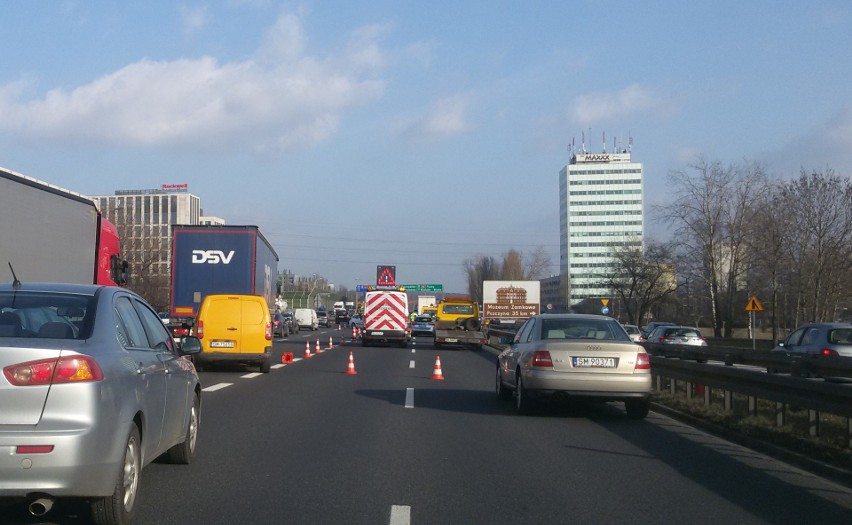 Zderzenie na A4 w Katowicach ZDJĘCIA Uwaga na utrudnienia w ruchu. Zablokowane trzy pasy autostrady. Korek ma kilka kilometrów