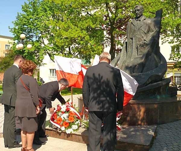 Członkowie Rady Powiatowej SLD składają wieniec pod pomnikiem Eugeniusza Kwiatkowskiego. 