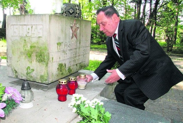 Nikołaj Kraś zapalił znicze na Cmentarzu Żołnierzy Radzieckich. - Ziemię stąd zabiorę na grób mamy, ona nie doczekała tej chwili - powiedział