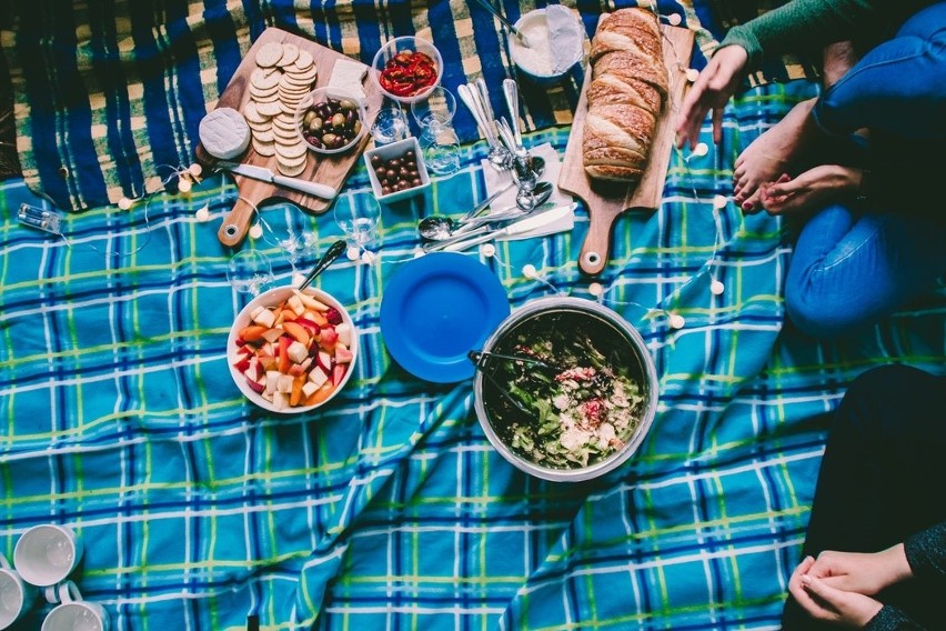 Pomysł na słoneczny weekend? Piknik! Planujemy relaks na świeżym powietrzu. Co łatwo i szybko przygotować na piknik? 