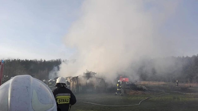 Pożar domu w Świekatowie gasiło 11 zastępów strażackich. Straty materialne oszacowano na ok. 100 tys. zł