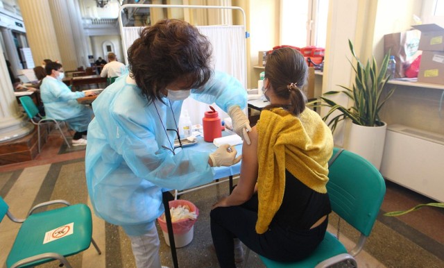 Analiza z 2022 roku wykazała, że w gminie Sępólno Krajeńskie tylko szczepienia przeciwko gruźlicy wykonano u wszystkich noworodków. Pozostałe obowiązkowe szczepienia dzieci i młodzieży wahają się na poziomie 76-97,7 procent.