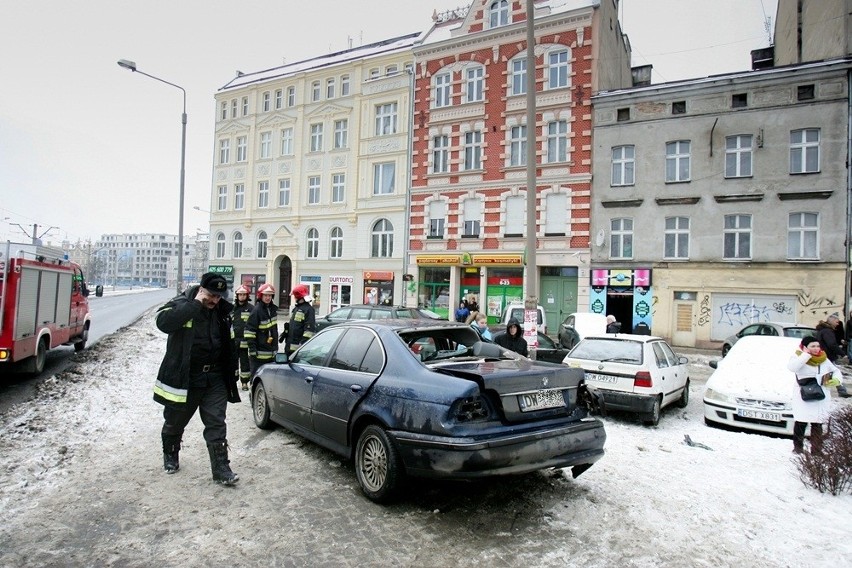 Wrocław: Na Drobnera rozpędzone BMW wjechało w latarnię. Trzy osoby ranne (ZDJĘCIA)