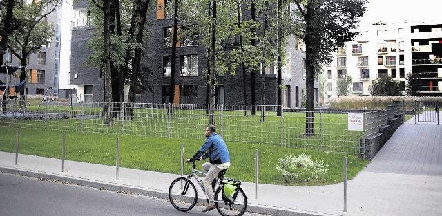 Ogrodzenia otaczające osiedla mieszkaniowe odbierają nam dostęp do całych fragmentów miasta