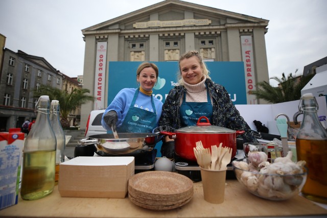 Katowice. Jak nie marnować żywności? Pokazują to przed Teatrem Śląskim. Ogólnopolską kampanię „Często Dobre Dłużej”.Zobacz kolejne zdjęcia. Przesuwaj zdjęcia w prawo - naciśnij strzałkę lub przycisk NASTĘPNE