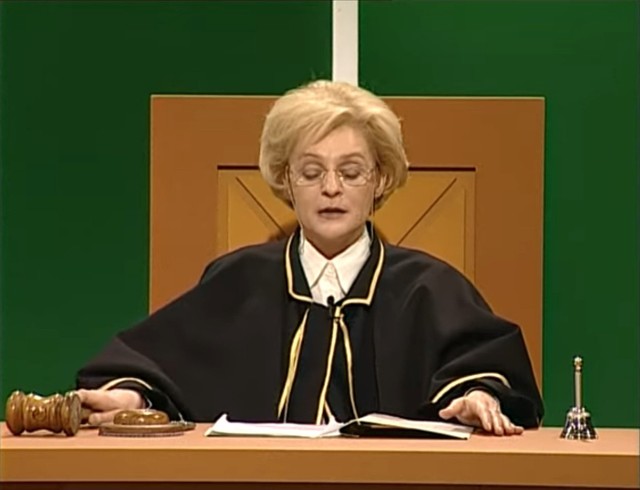 "Werdykt" (1998-2002)"Werdykt" to pierwszy polski program typu court-show. W każdym odcinku prezentowane były argumenty powoda i pozwanego, po czym następowało rozstrzygnięcie sporu.Każda sprawa kończyła się tytułowym werdyktem. Co ciekawe, o tym kto zwyciężył w rozprawie decydowało głosowanie publiczności zgromadzonej w studio.W 1998 roku "Werdykt" emitowany był w telewizji Polonia 1, a druga seria programu, emitowana w roku 2002, ukazywała się na antenie Tele5.YouTube