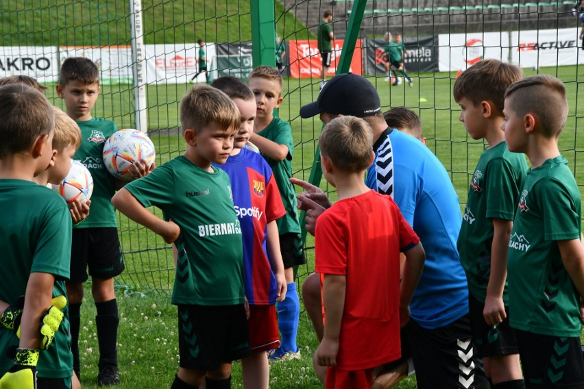 Uroczysta prezentacja piłkarzy Orląt Kielce - od czterolatków do seniorów. Tak trenują młodzi gracze Akademii Orląt. Zobacz zdjęcia i wideo