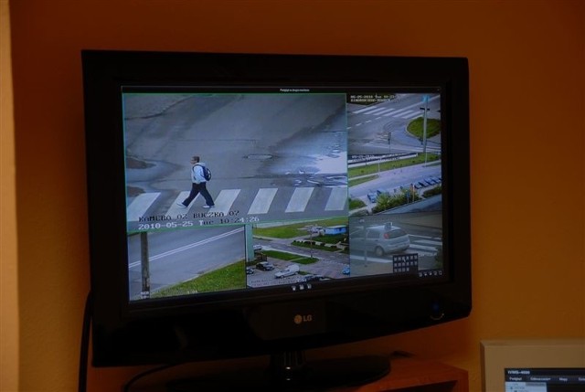 Obraz z kamer można oglądać na monitorze w Punkcie Przyjęć Interesantów Komendy Miejskiej Policji przy ul. Sikorskiego