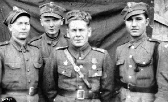 Mszczonów pod Warszawą, 9 listopada 1944 roku. Kresowiacy w armii polskiej. Od prawej: Walerian Majgier, płk Teodor Izmaiłow, Zbigniew Malewski i Stanisław Kanarek.