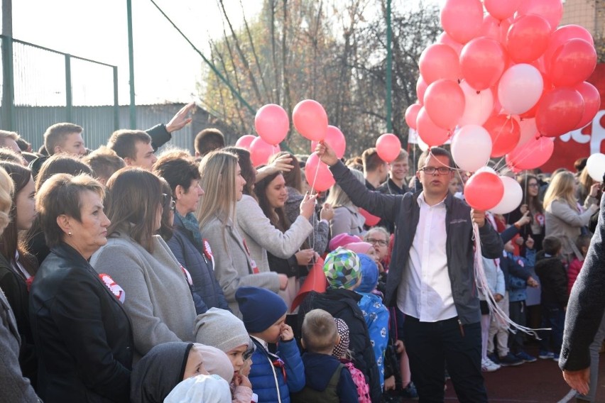 "Rekord dla Niepodległej" w Kielcach. Uczniowie śpiewali hymn w piątek o 11.11 - zobaczcie wideo i zdjęcia