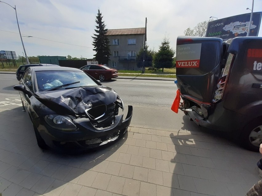 Wypadek trzech samochodów na Swojczyckiej. Duże korki