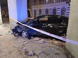 Wypadek na Piotrkowskiej. Samochód uderzył w betonową kolumnę  ZDJĘCIA